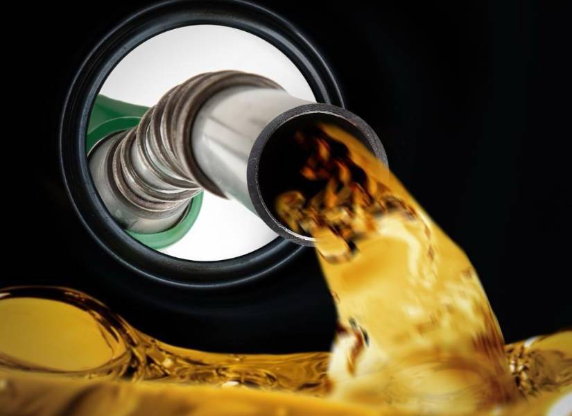 Imagen referencial de gasolina amarilla saliendo de una manguera.