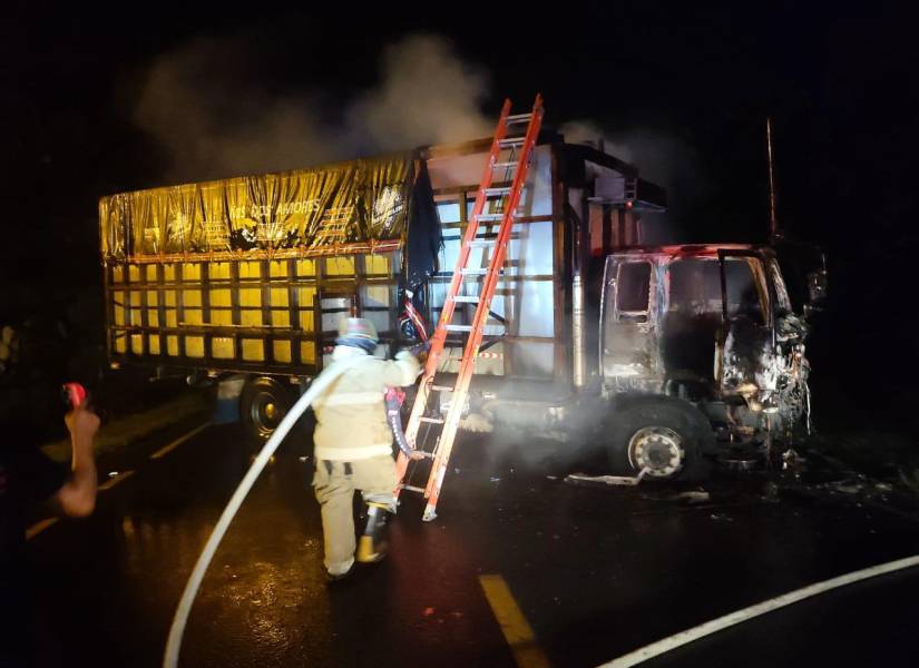 Un camión con cajas de banano fue quemado.