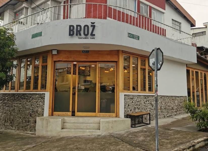 En 2020, Broz se ubica en el barrio Las Casas, en el centro-norte de Quito, en el local donde ahora está Plural, casa de bebidas del sector.