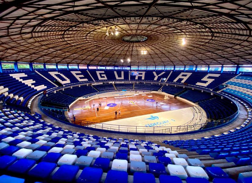 El coliseo Volteire Paladines Polo cuenta con una cancha de baloncesto.