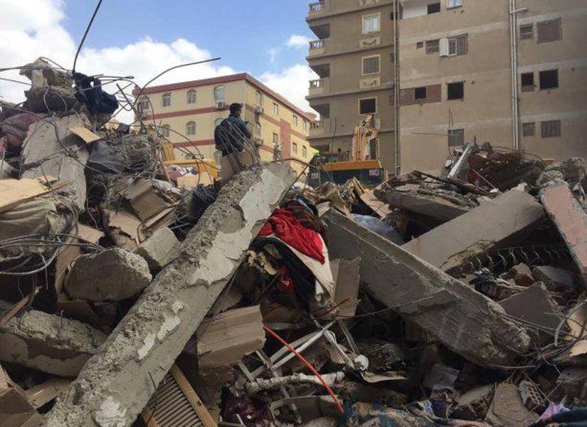 Escombros tras el colapso de una vivienda en El Cairo, Egipto