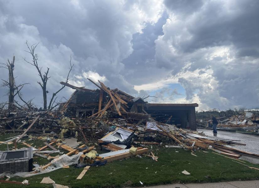 Casas destruidas por el paso de un tornado en Nebraska, Estados Unidos.
