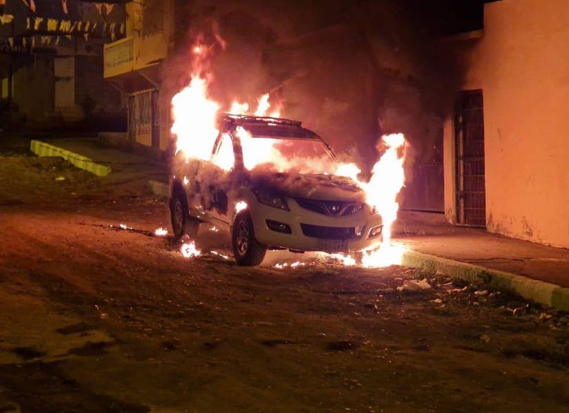 Foto de un auto incendiado en Esmeraldas, la madrugada de este 21 de diciembre de 2025.