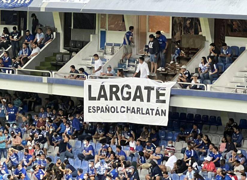 Los hinchas de Emelec pidieron la salida de Ismael Rescalvo en varias ocasiones.