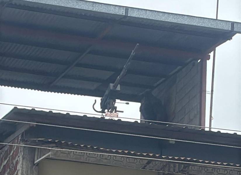 Otra foto de la ametralladora artesanal en la terraza de una vivienda en el suroeste de Guayaquil.