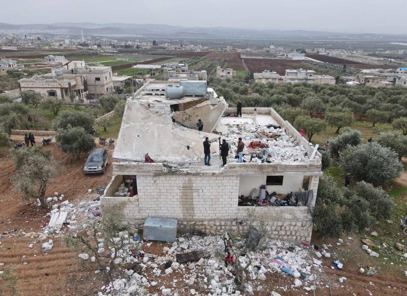 Vista de los daños causados en una operación militar de las Fuerzas Especiales de EE.UU., en la aldea de Atma, al norte de Siria, este 3 de febrero de 2022.
