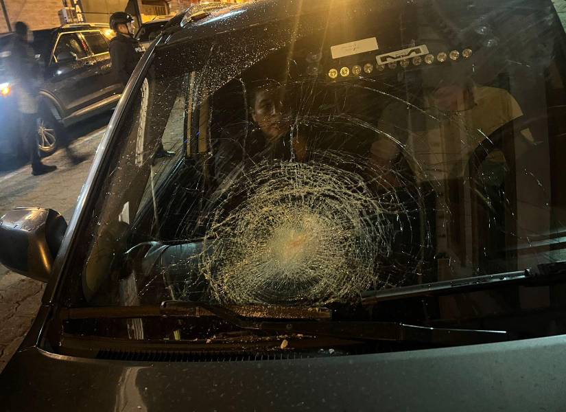 Imagen de un parabrisas roto de un ataque a un carro que formó parte del convoy hacia Imbabura, el domingo 28 de septiembre del 2025.