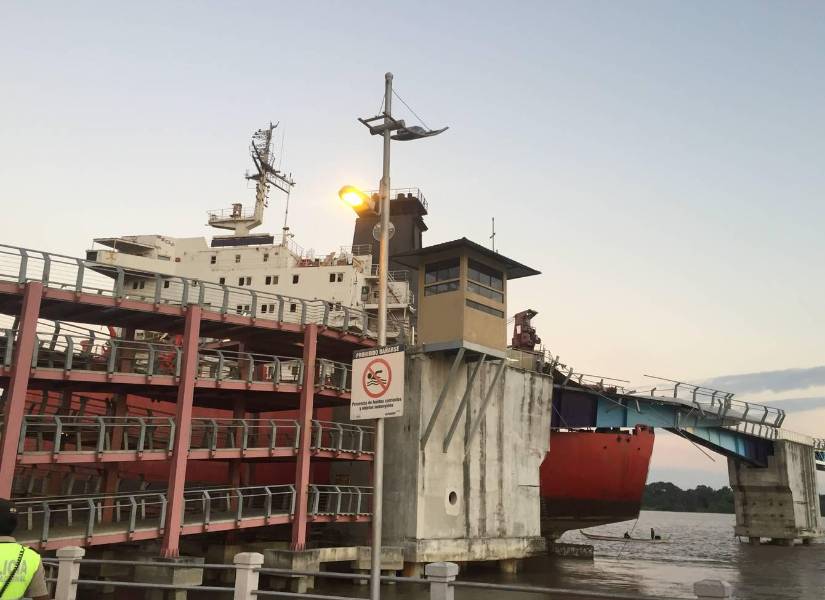 El 12 de agosto de 2018 un barco a la deriva chocó contra el puente Durán Santay.