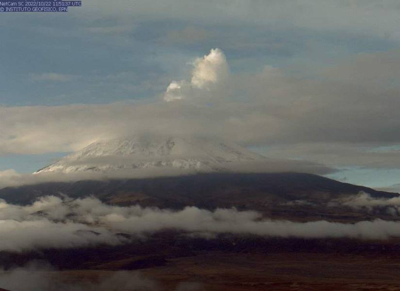 Foto captada por la cámara de la estación Sincholgua en la que se ve una misión de gas del vocán Cotopaxi, a las 06:51 de este 22 de octubre de 2022.