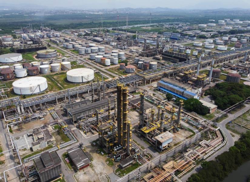 Fotografía aérea de archivo del 29 de septiembre de 2021 que muestra la refinería de Petrobras en Duque de Caxias (REDUC), en Río de Janeiro (Brasil). EFE/ André Coelho / ARCHIVO