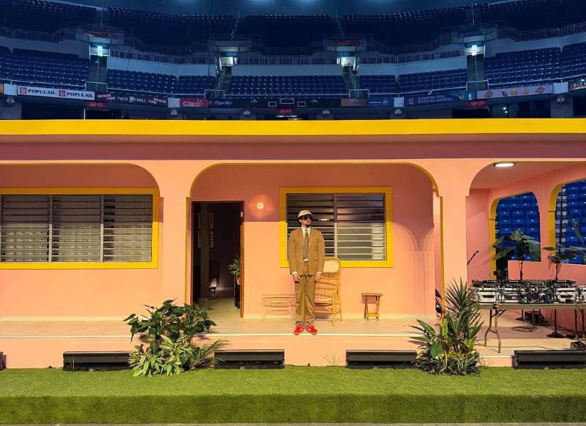 Escenario con forma de casa puertorriqueña que forma parte del escenario de la residencia de Bad Bunny en Puerto Rico.