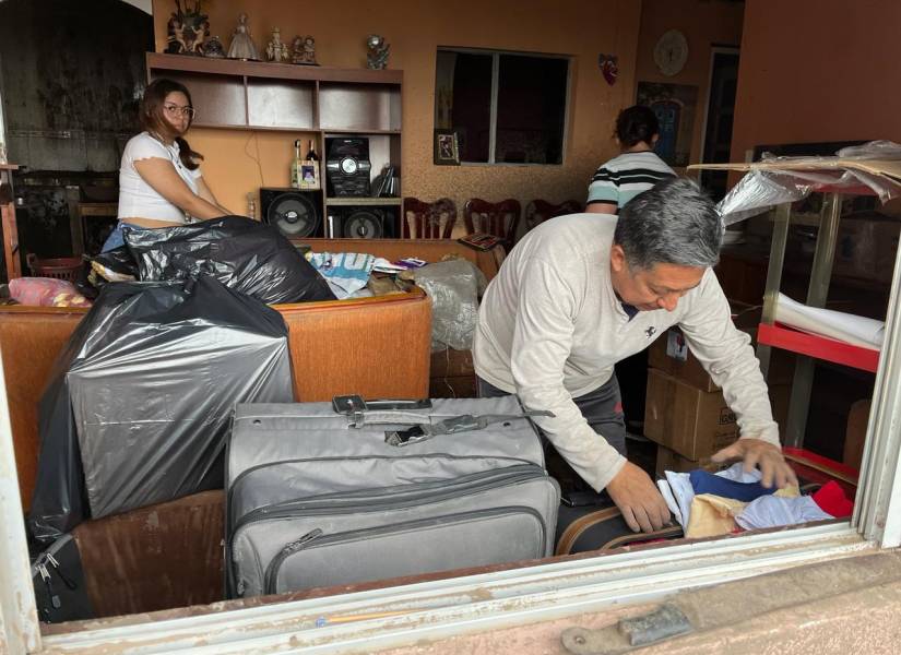 Bolívar Gómez alista las maletas para dejar el departamento en donde vivía.