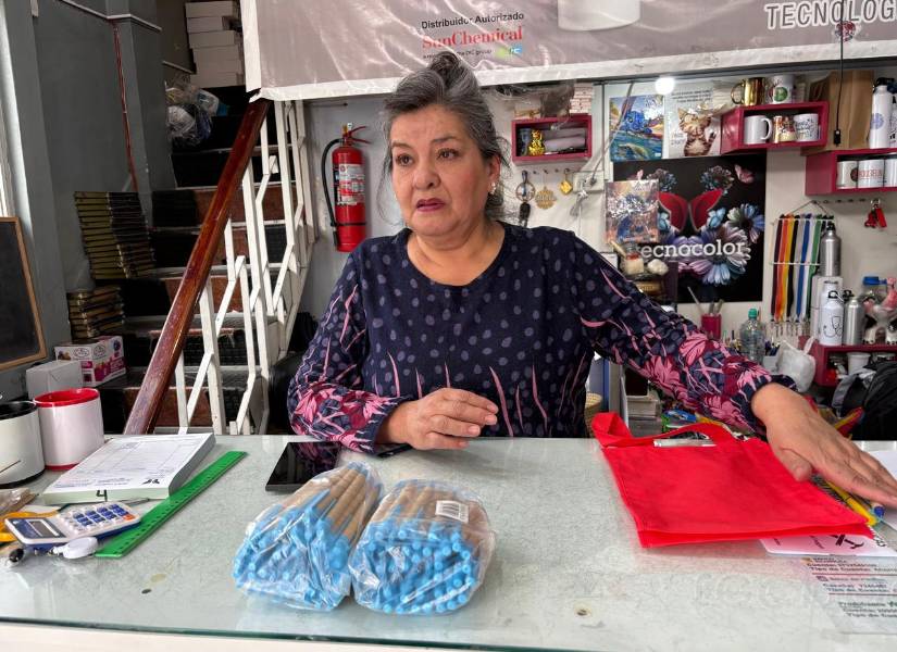 Esthela Landázuri al interior de su local que fabrica productos publicitarios.