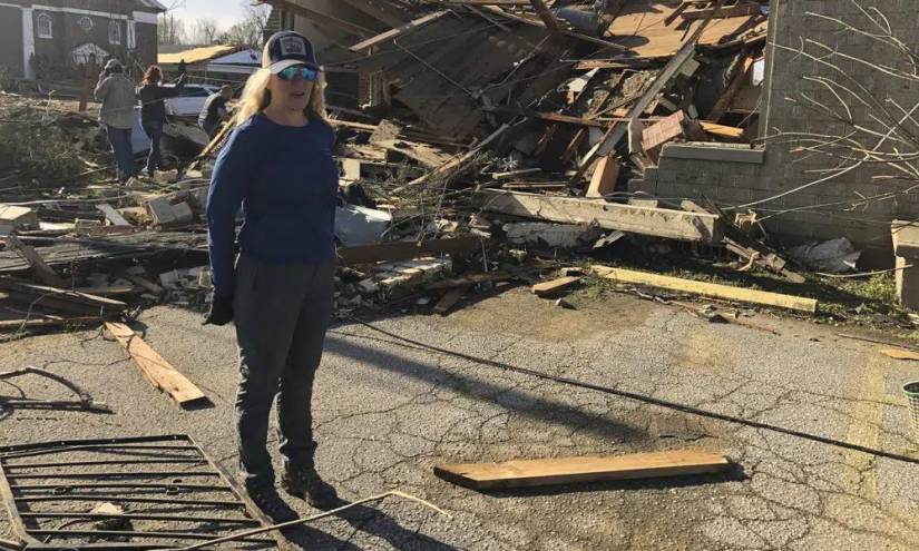 Heidi Jenkins, propietaria de Boulevard Salon, habla con un reportero frente a su negocio destruido en Wynne, Arkansas, el sábado 1 de abril de 2023. Varios tornados implacables arrasaron partes del sur y el centro norte de EEUU, destrozando casas y centros comerciales.
