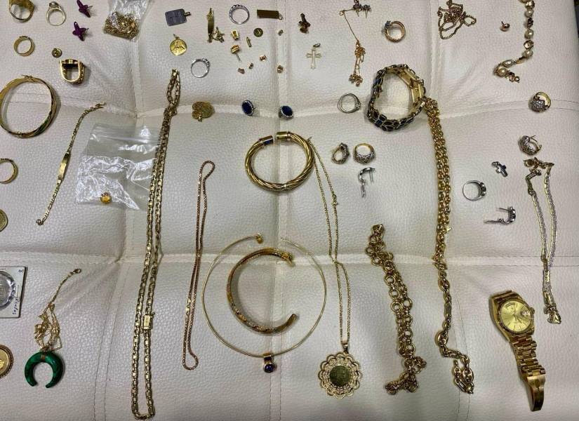 De la casa de Muentes, la policía decomisó varias joyas, entre otros indicios.