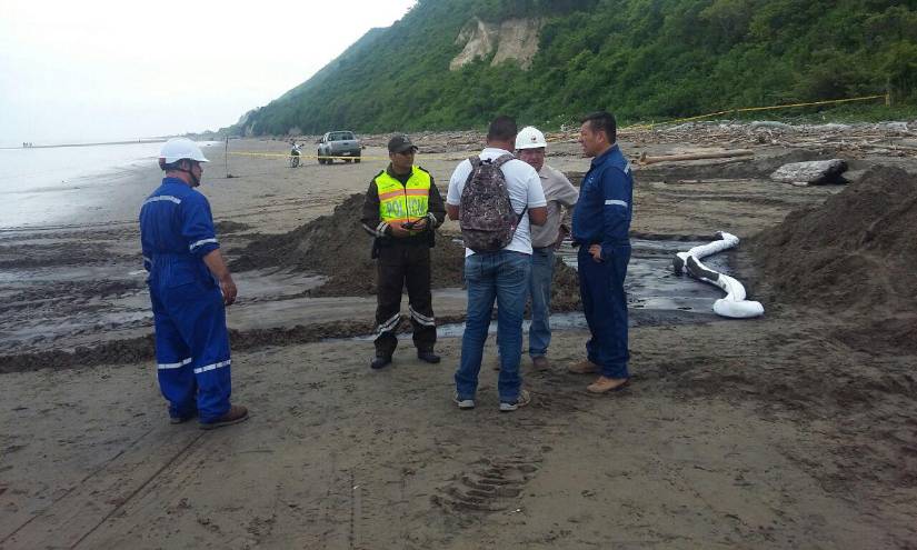 La Fiscalía inició una investigación por el derrame de petróleo en Las Palmas, Esmeraldas.