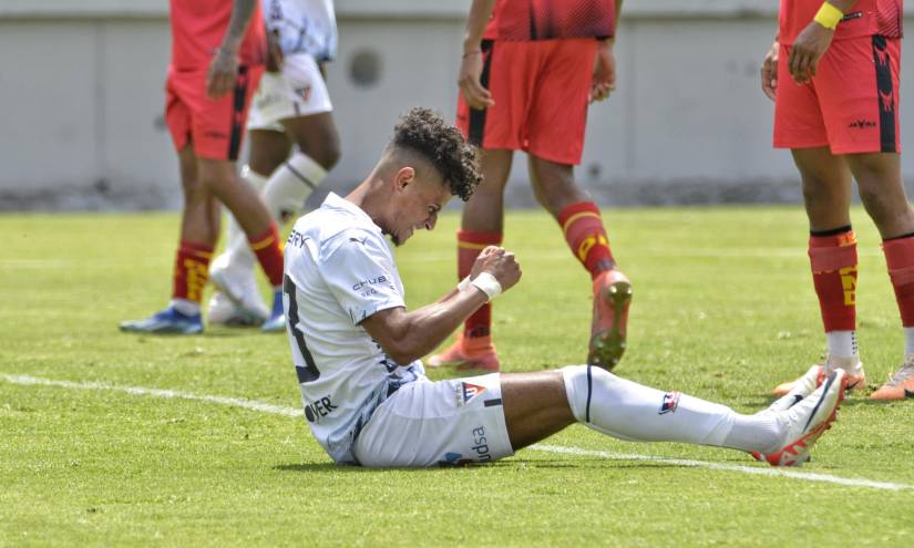 Daykol Romero celebra su gol ante Aucas en partido amistoso