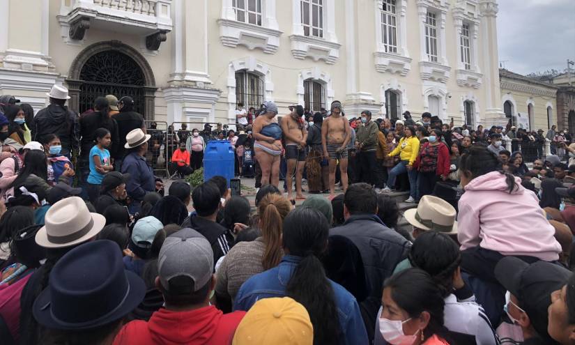 Una multitud presenció el castigo.