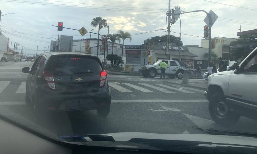 Denuncia de un carro sin placas en el sur de Guayaquil.