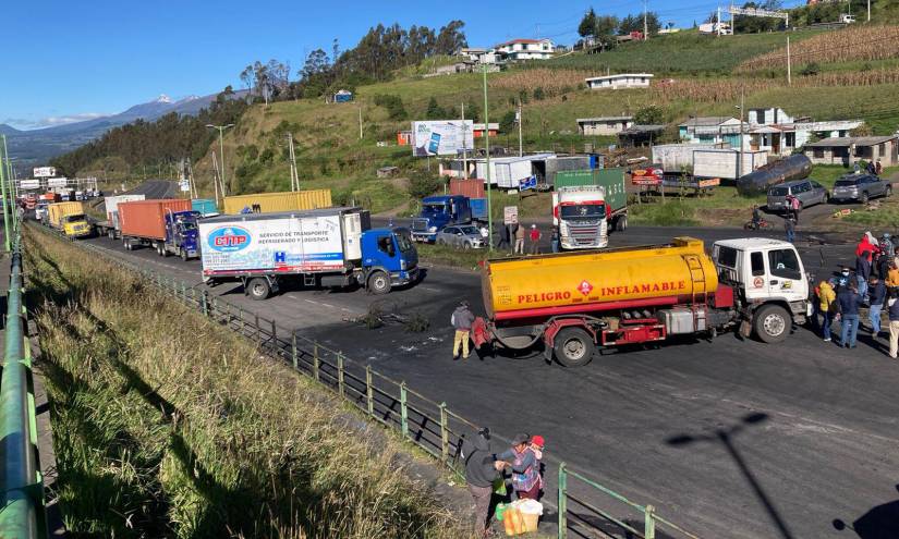 Movilizaciones en Ecuador: transportistas cierran el ingreso a Quito por el sur