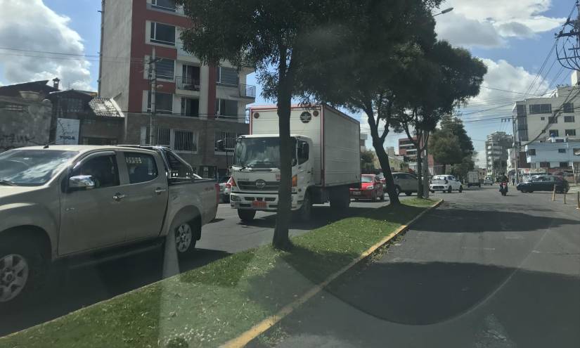 Una fila de automóviles se formó en la avenida Coruña de La Floresta.