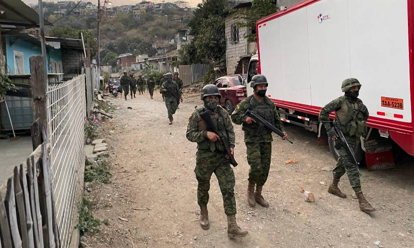 Un taco de dinamita, armas, municiones y droga se halló en el cerro Las Cabras, en Durán