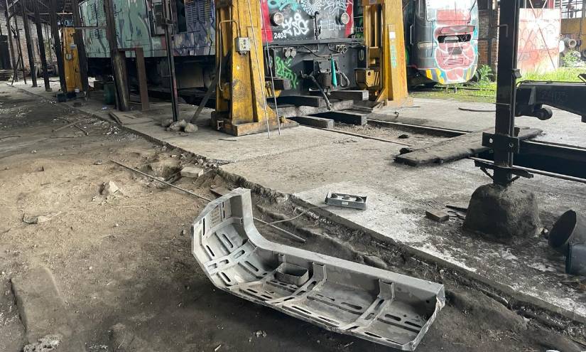 Las piezas de los trenes desperdigadas sobre el piso de tierra y cemento.