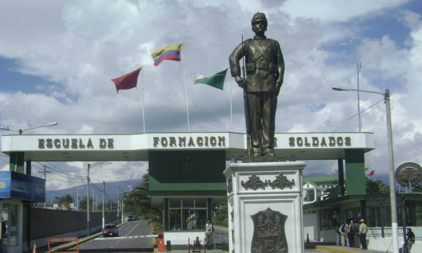 Imagen de la fachada de la Escuela de Formación de Soldados del Ejército Vencedores del Cenepa.