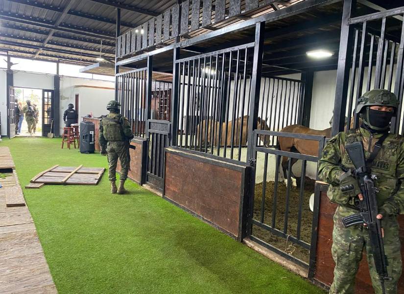 Hasta las 08:00, los uniformados esperaban el arribo de personal de Agrocalidad.