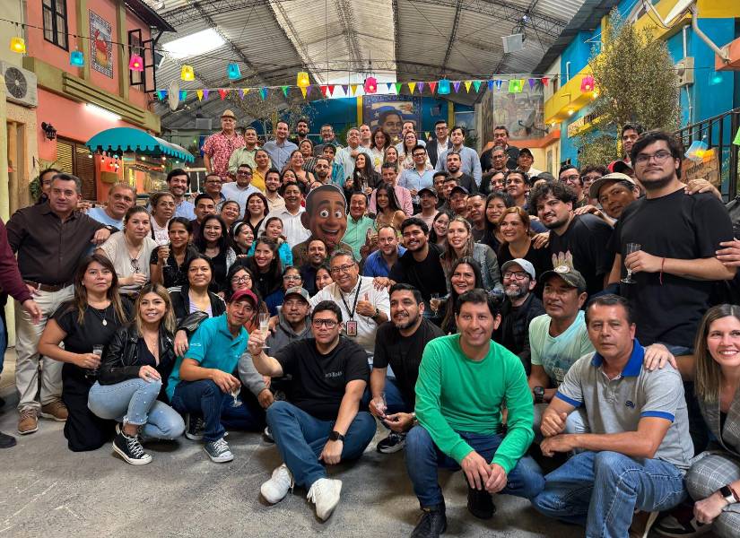 Directores, maquillistas, tramoyistas y demás equipo detrás de cámara.