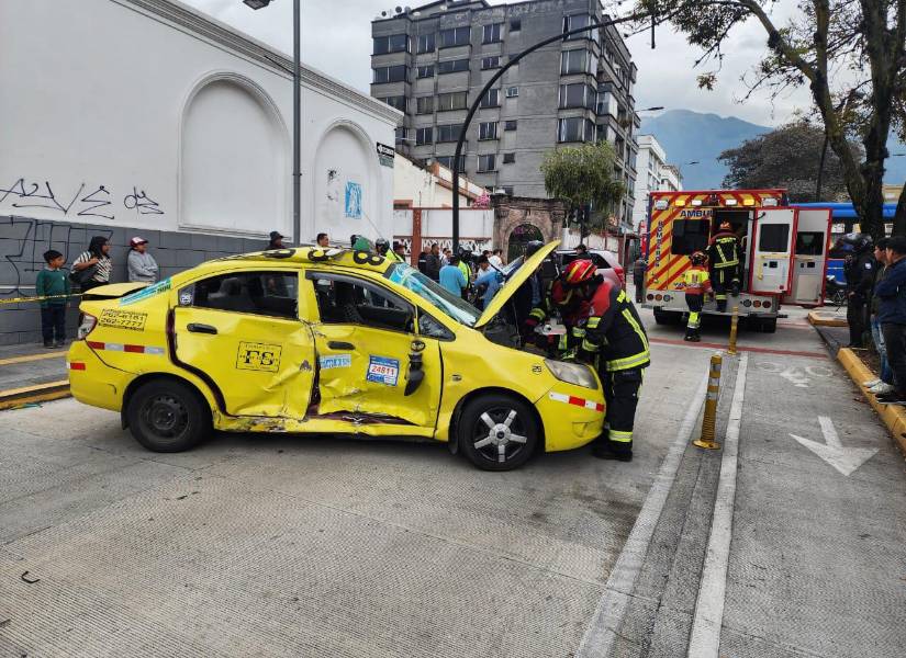 Un taxi se vio involucrado en el siniestro.