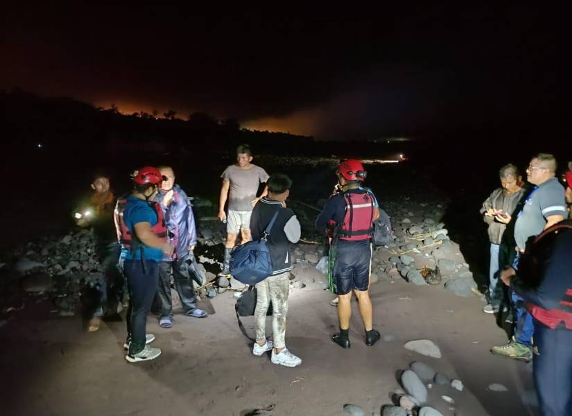 Foto del equipo de rescate que acudió al rescate de los tripulantes de la avioneta accidentada en Macas, Morona Santiago.