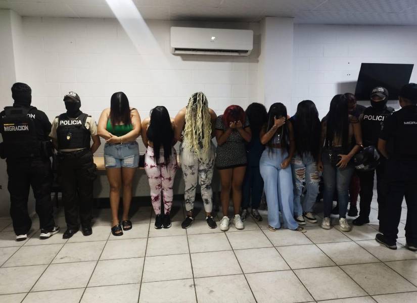 Imagen de mujeres extranjeras retenidas en el centro de Guayaquil.
