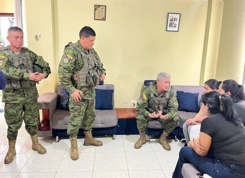El comandante del Ejército, Fernando Adatty, expresó sus condolencias a la esposa e hijas del fallecido.