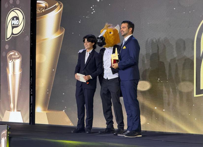 Representantes de Bryan Oyola reciben el premio.