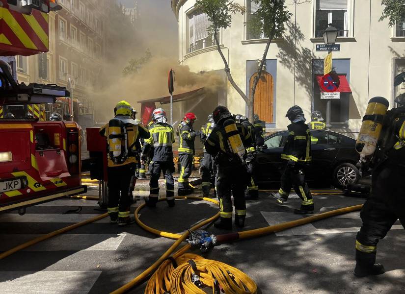 Bomberos combatiendo el incendio.
