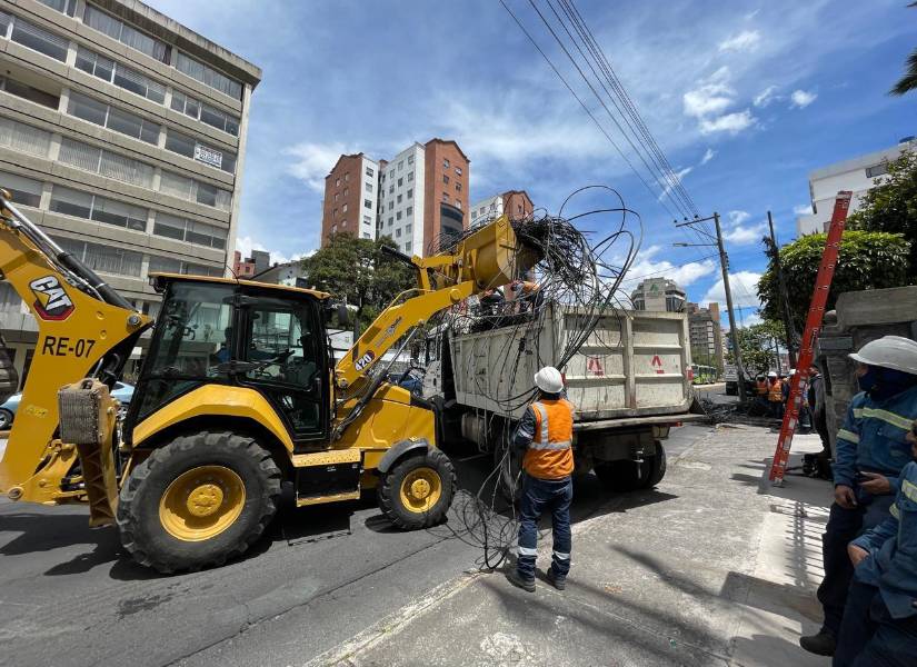 Los cables retirados eran transportados en la maquinaria pesada del Municipio.
