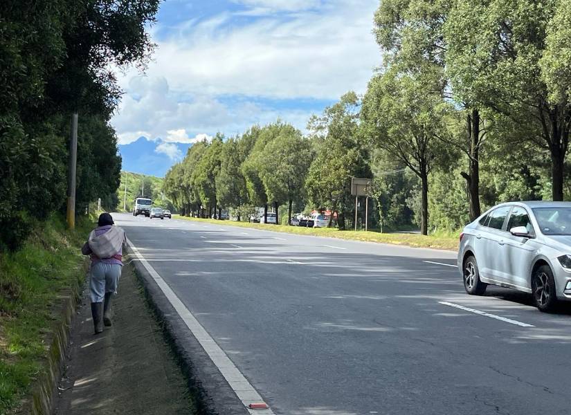 Janeth Andrade, de 56 años, camina en la cuneta junto a la vía.