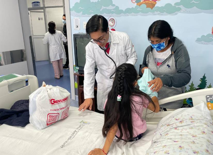 El doctor Juan Carlos Sánchez en una consulta pediátrica.