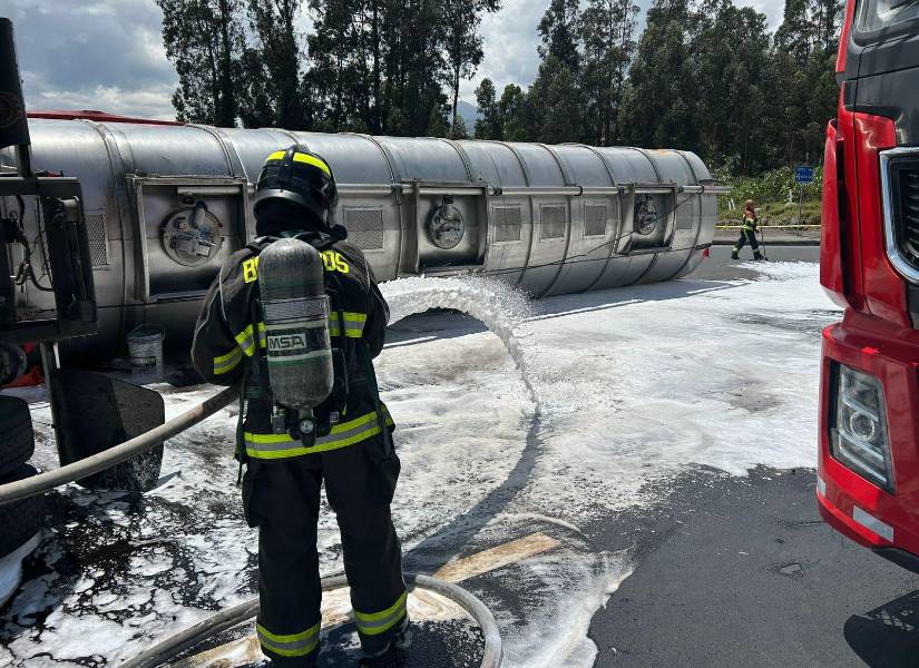 El personal del Cuerpo de Bomberos Quito realizó la contención del derrame y la limpieza del combustible en el sitio.