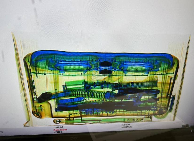 Imagen de cómo estaban armas en el interior de un parlante enviado desde Miami, Estados Unidos.