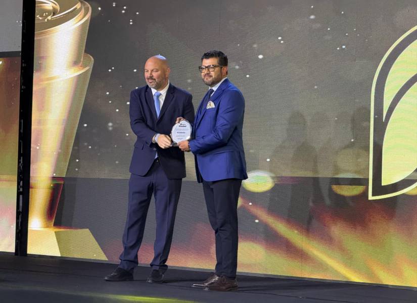 Theo Posso, recibe el reconocimiento a Ecuavisa.