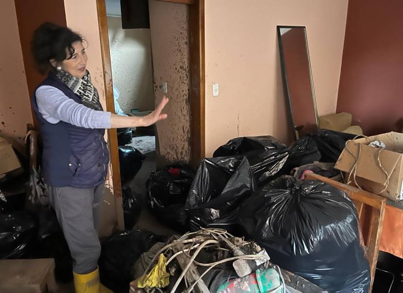 Bona Chiriboga muestra los daños al interior de su departamento.