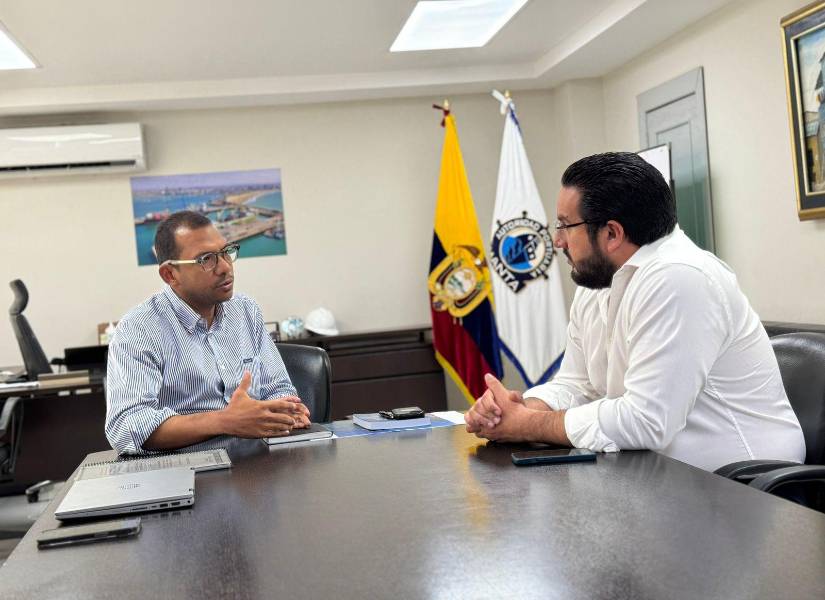 Foto de Byron Franco, entonces gerente de la Autoridad Portuaria de Manta, con Pablo José Cevallos, quien fue secretario de Inversiones Público Privadas.