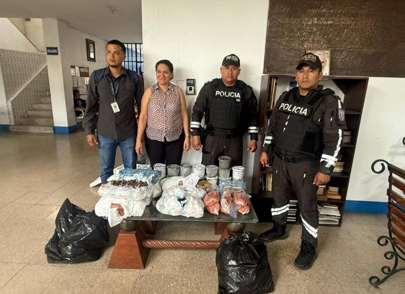 Imagen del decomiso de 267 cangrejos rojos, tres libras de concha y 8.54 kg de pulpa de cangrejo el 2 de octubre de 2025.