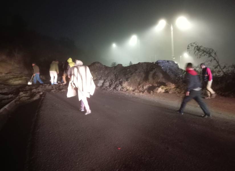 Manifestantes cerraron la vía Pujilí-La Maná.