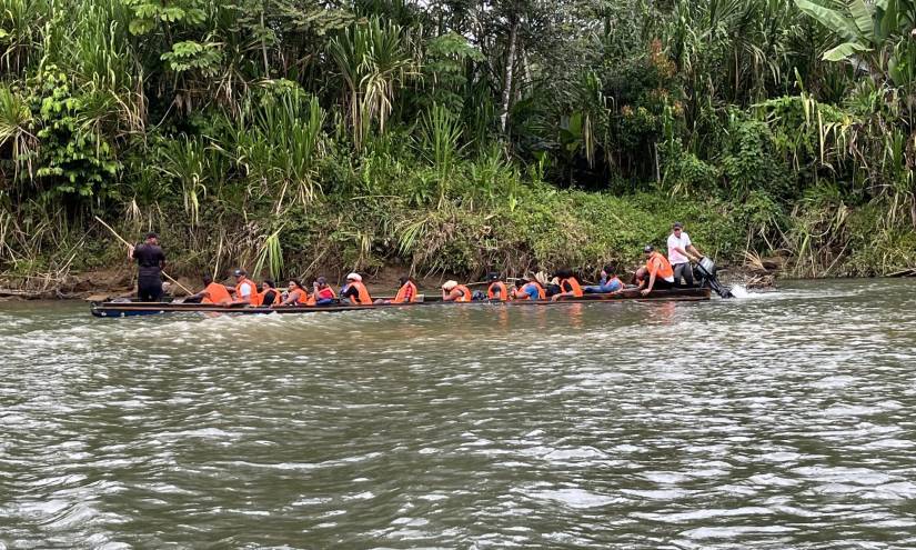 Migrantes de Ecuador se transportan en una piragua por el Tapón del Darién.