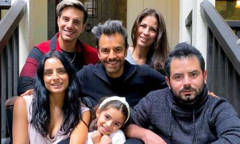 Familia de Eugenio Derbez en una publicación de redes sociales.