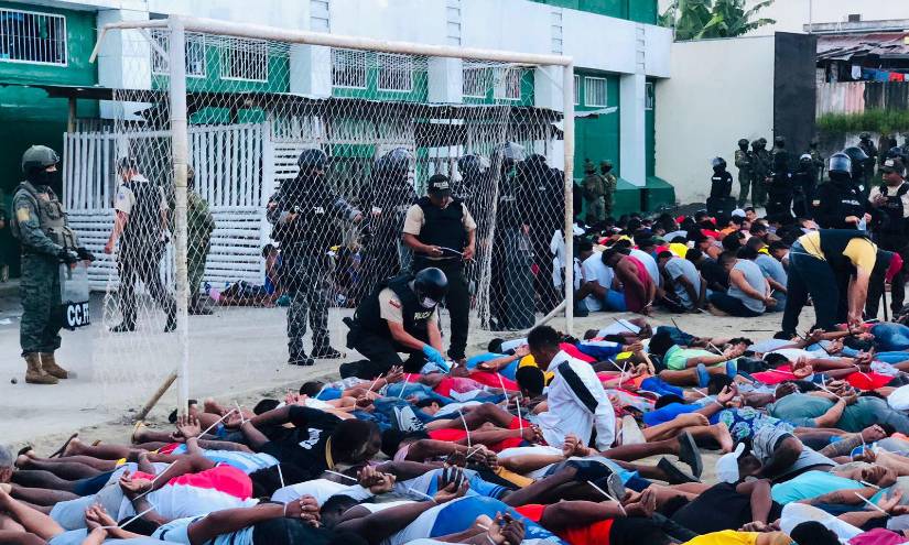 La Policía publicó imágenes de las requisas en los centros penitenciarios.