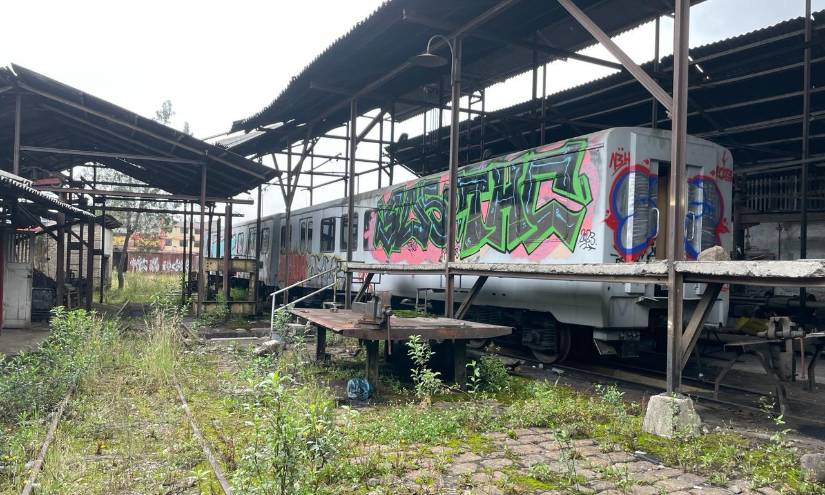 Uno de los trenes que se convirtió en guarida de habitantes de calle.
